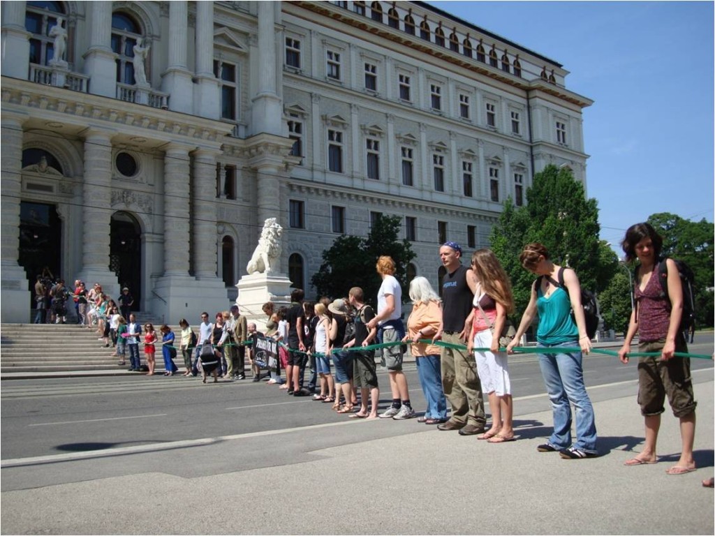 Eine Menschenkette von der Pallas Athene zum Justizpalast, um die Weisheit zu den Höchstgerichten zu tragen!